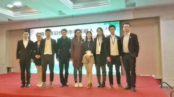 图3 杭昕与其他参加圆桌对话成员合影.jpg